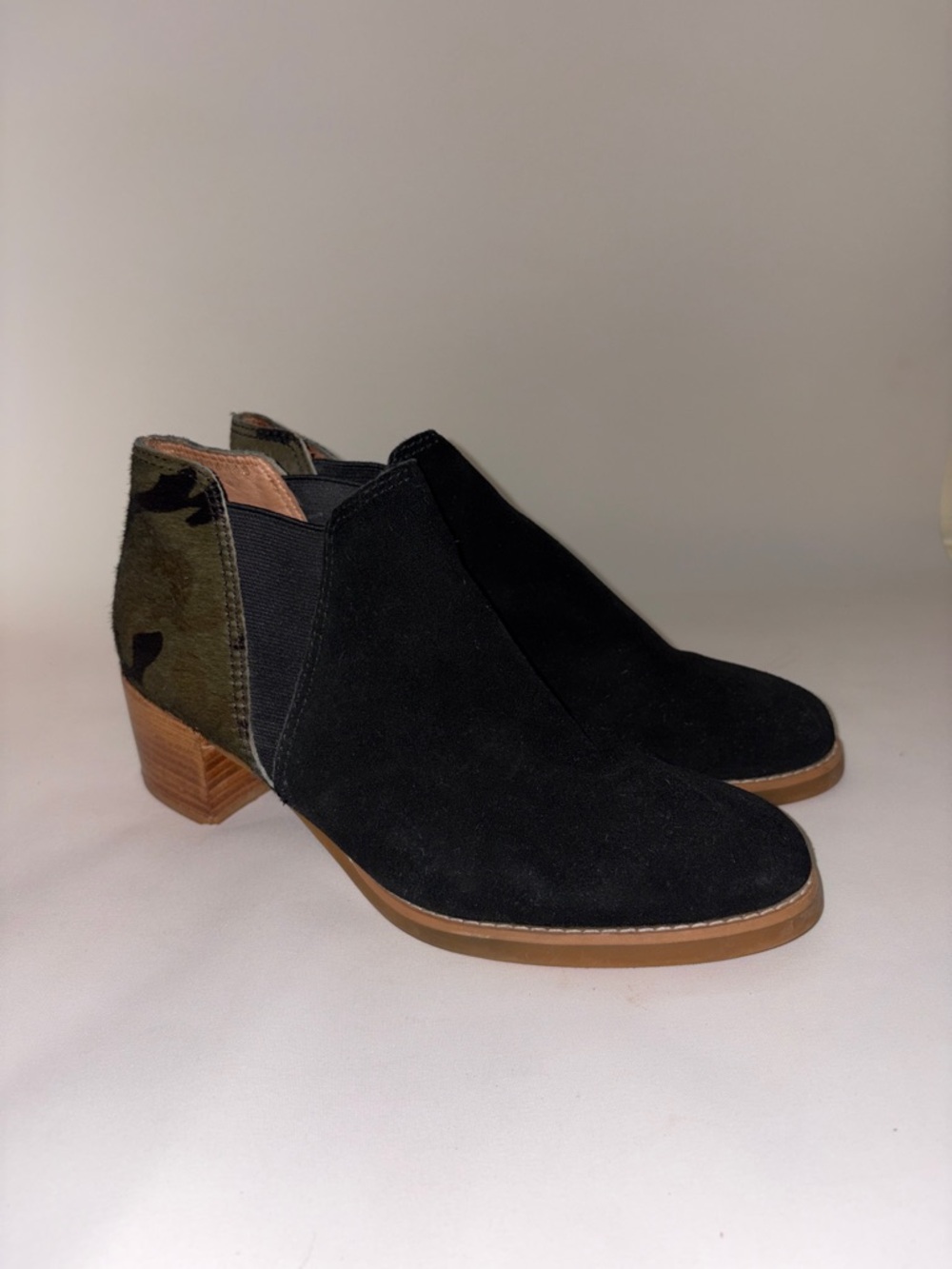 ALL BLACK Black Pony Hair Ankle‎ Booties with Camo Heel Size 9.5